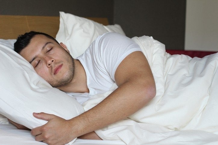 睡眠時兩腿之間放枕頭的5大好處 睡眠時兩腿之間放枕頭的5大好處